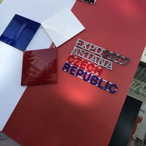 Nekomerční, a přece úspěšní