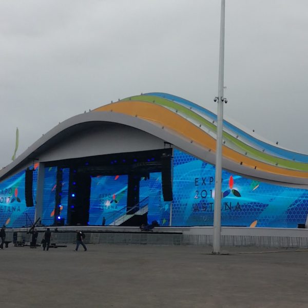 Na výstavě EXPO bylo představeno silniční pokrytí, vyrábějící elektřinu